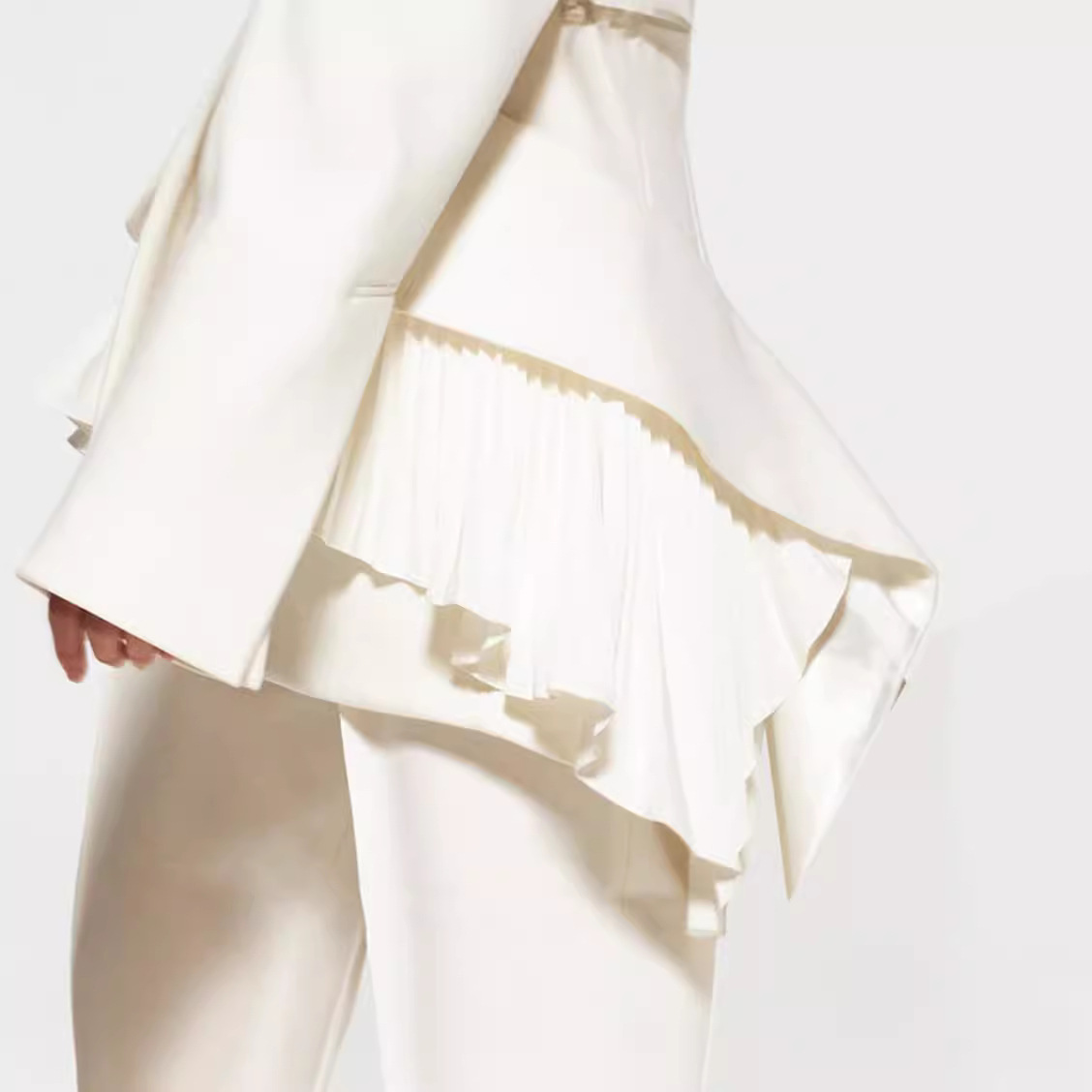 Chic Design Blazer For Women With Pleated Detailing - Image 4