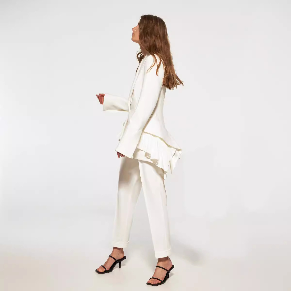 Chic Design Blazer For Women With Pleated Detailing - Image 3